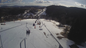 Snow park Paprsek - Lanovka - pohled dolů - 16.3.2023 v 14:50