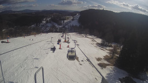 Snow park Paprsek - Lanovka - pohled dolů - 16.3.2023 v 15:20