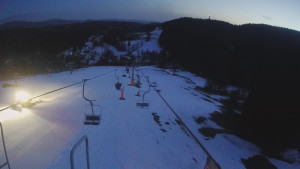 Snow park Paprsek - Lanovka - pohled dolů - 16.3.2023 v 18:30