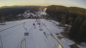 Snow park Paprsek - Lanovka - pohled dolů - 17.3.2023 v 06:30