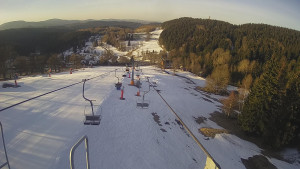 Snow park Paprsek - Lanovka - pohled dolů - 17.3.2023 v 06:45