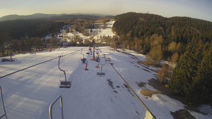 Snow park Paprsek - Lanovka - pohled dolů - 17.3.2023 v 06:50