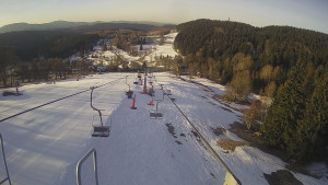 Snow park Paprsek - Lanovka - pohled dolů - 17.3.2023 v 06:55
