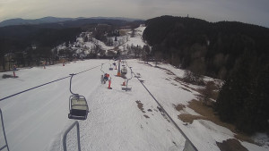 Snow park Paprsek - Lanovka - pohled dolů - 17.3.2023 v 09:05