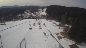 Snow park Paprsek - Lanovka - pohled dolů - 17.3.2023 v 09:10