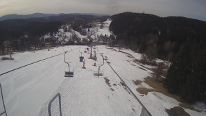 Snow park Paprsek - Lanovka - pohled dolů - 17.3.2023 v 09:15