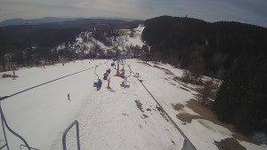 Snow park Paprsek - Lanovka - pohled dolů - 17.3.2023 v 10:55