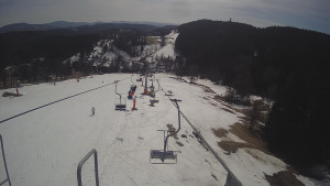 Snow park Paprsek - Lanovka - pohled dolů - 17.3.2023 v 13:00