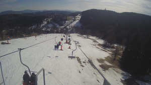 Snow park Paprsek - Lanovka - pohled dolů - 17.3.2023 v 14:20
