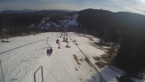 Snow park Paprsek - Lanovka - pohled dolů - 17.3.2023 v 15:50