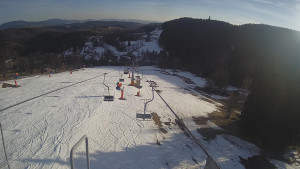 Snow park Paprsek - Lanovka - pohled dolů - 17.3.2023 v 16:35