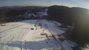 Snow park Paprsek - Lanovka - pohled dolů - 17.3.2023 v 16:50