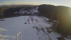 Snow park Paprsek - Lanovka - pohled dolů - 17.3.2023 v 17:05
