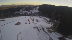 Snow park Paprsek - Lanovka - pohled dolů - 17.3.2023 v 17:20