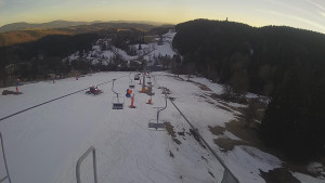 Snow park Paprsek - Lanovka - pohled dolů - 17.3.2023 v 17:25