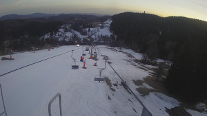 Snow park Paprsek - Lanovka - pohled dolů - 17.3.2023 v 18:00