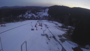 Snow park Paprsek - Lanovka - pohled dolů - 17.3.2023 v 18:15