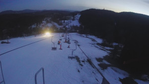 Snow park Paprsek - Lanovka - pohled dolů - 17.3.2023 v 18:30