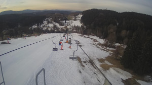 Snow park Paprsek - Lanovka - pohled dolů - 18.3.2023 v 06:25