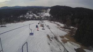 Snow park Paprsek - Lanovka - pohled dolů - 18.3.2023 v 09:10