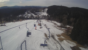 Snow park Paprsek - Lanovka - pohled dolů - 18.3.2023 v 09:15