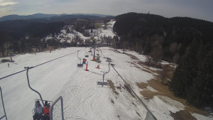 Snow park Paprsek - Lanovka - pohled dolů - 18.3.2023 v 09:20