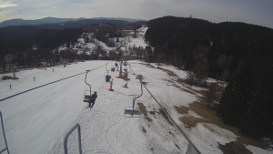 Snow park Paprsek - Lanovka - pohled dolů - 18.3.2023 v 09:25