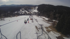 Snow park Paprsek - Lanovka - pohled dolů - 18.3.2023 v 09:55
