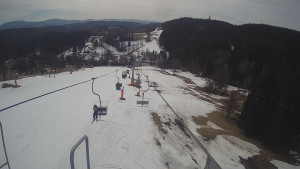 Snow park Paprsek - Lanovka - pohled dolů - 18.3.2023 v 11:50