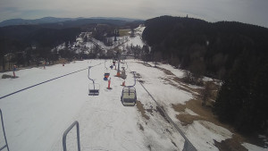 Snow park Paprsek - Lanovka - pohled dolů - 18.3.2023 v 12:00