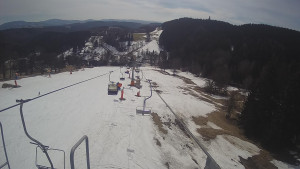 Snow park Paprsek - Lanovka - pohled dolů - 18.3.2023 v 12:45