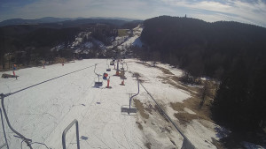Snow park Paprsek - Lanovka - pohled dolů - 18.3.2023 v 14:15