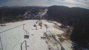 Snow park Paprsek - Lanovka - pohled dolů - 18.3.2023 v 14:20