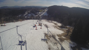 Snow park Paprsek - Lanovka - pohled dolů - 18.3.2023 v 14:45