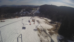 Snow park Paprsek - Lanovka - pohled dolů - 18.3.2023 v 14:50