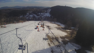 Snow park Paprsek - Lanovka - pohled dolů - 18.3.2023 v 16:20