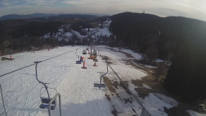 Snow park Paprsek - Lanovka - pohled dolů - 18.3.2023 v 16:35