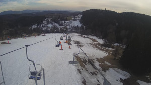 Snow park Paprsek - Lanovka - pohled dolů - 18.3.2023 v 16:50