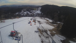 Snow park Paprsek - Lanovka - pohled dolů - 18.3.2023 v 17:15