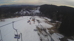 Snow park Paprsek - Lanovka - pohled dolů - 18.3.2023 v 17:25