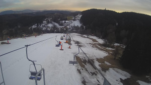 Snow park Paprsek - Lanovka - pohled dolů - 18.3.2023 v 17:35