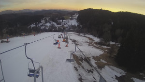 Snow park Paprsek - Lanovka - pohled dolů - 18.3.2023 v 17:45