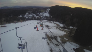 Snow park Paprsek - Lanovka - pohled dolů - 18.3.2023 v 18:05
