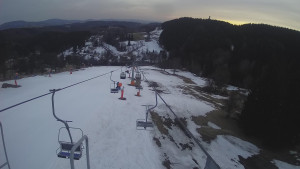Snow park Paprsek - Lanovka - pohled dolů - 18.3.2023 v 18:15