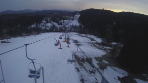 Snow park Paprsek - Lanovka - pohled dolů - 18.3.2023 v 18:20