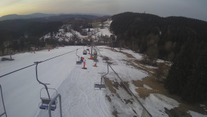 Snow park Paprsek - Lanovka - pohled dolů - 19.3.2023 v 05:45