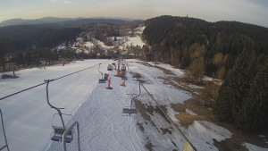 Snow park Paprsek - Lanovka - pohled dolů - 19.3.2023 v 06:55