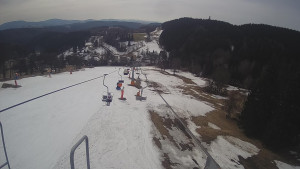 Snow park Paprsek - Lanovka - pohled dolů - 19.3.2023 v 11:15