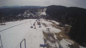 Snow park Paprsek - Lanovka - pohled dolů - 19.3.2023 v 12:05