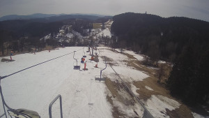 Snow park Paprsek - Lanovka - pohled dolů - 19.3.2023 v 12:45